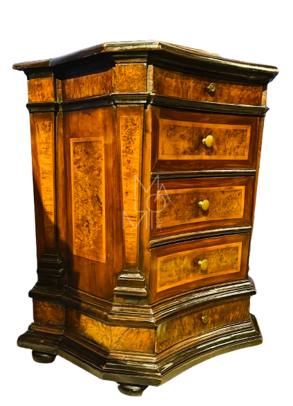 Small chest of drawers panelled in various woods, of Roman provenance dating from the 18th century.